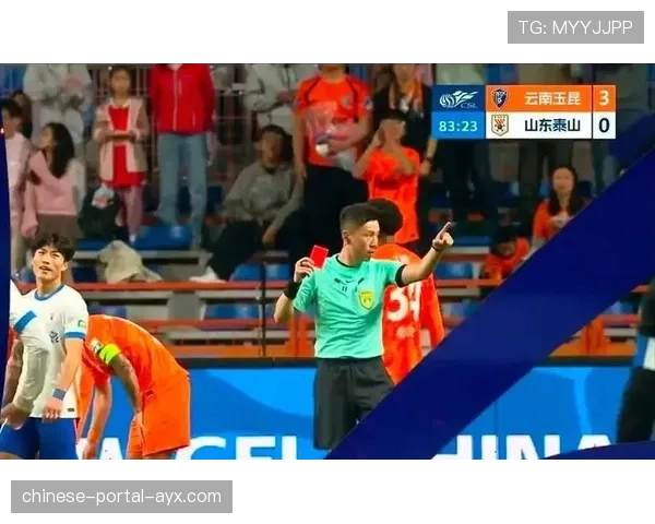 争议瞬间:主裁判因认为对方“故意拖延节奏”向门将出示黄牌 争议瞬间:主裁判因认为对方“故意拖延节奏”向门将出示黄牌